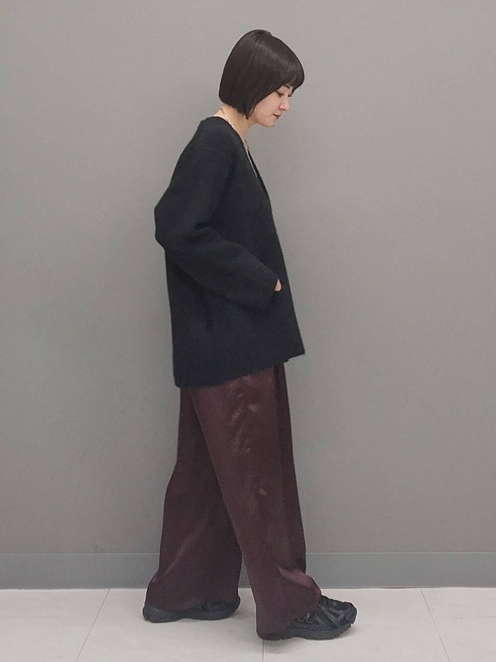 ブラック系のニット/セーター、レッド系のその他パンツ、シルバー系のチョーカーを着用したレディースの秋コーディネートの2枚目の写真