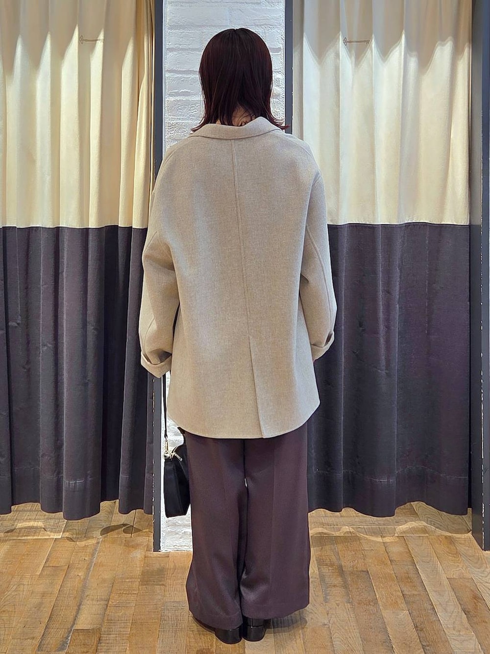 ブラック系のローファー、ブラック系のショルダーバッグ、ベージュ系のテーラードジャケットを着用したレディースの秋コーディネートの4枚目の写真