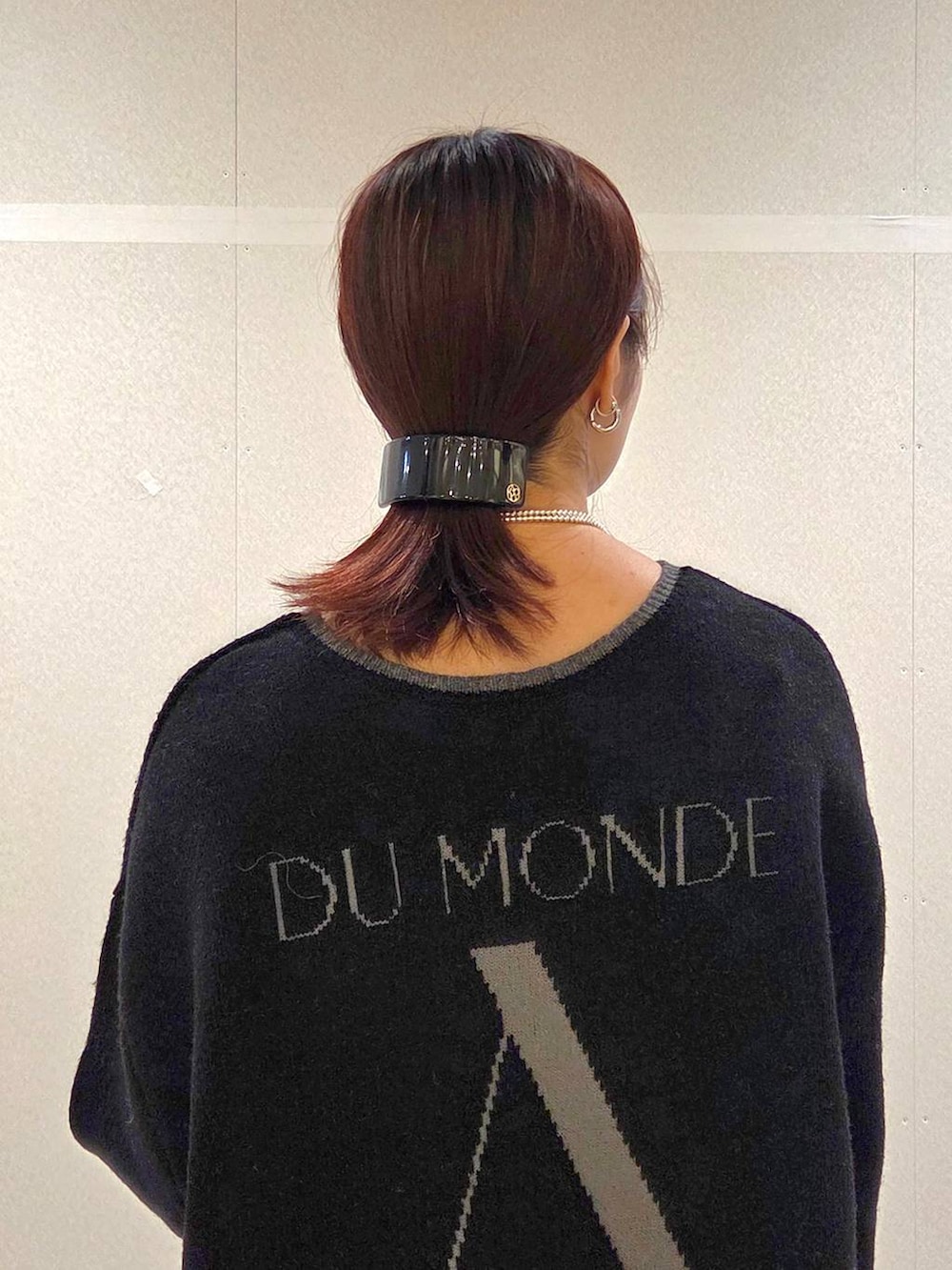 ブラック系のローファー、ブラック系のショルダーバッグ、ホワイト系のスカートを着用したレディースの秋コーディネートの6枚目の写真