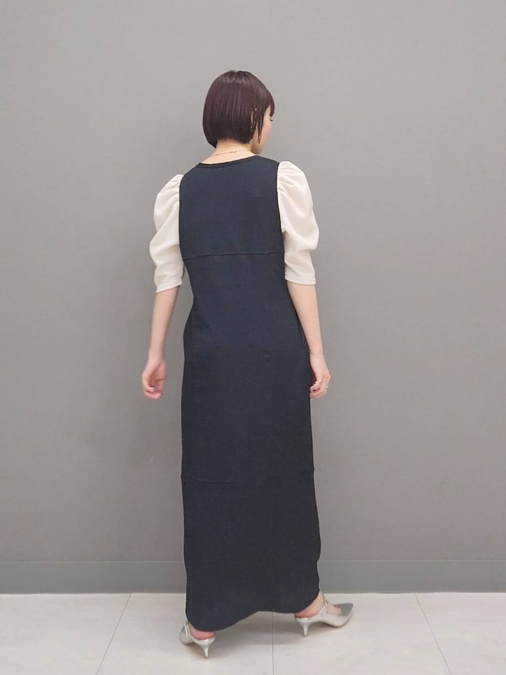 「体型カバー、着痩せ・細見え、シワ軽減、カジュアル、春コーデ、休日コーデ、楽ちんコーデ、SNAP_apart by lowrys、骨格ストレート、低身長、着痩せ、ゆったり、apart by lowrys、e/rm、ワンピース」｜「A part byのストラップミュール（サンダル、シルバー系）」を使った、ノノカさん（レディース・156cm）の春コーディネートの3枚目の写真