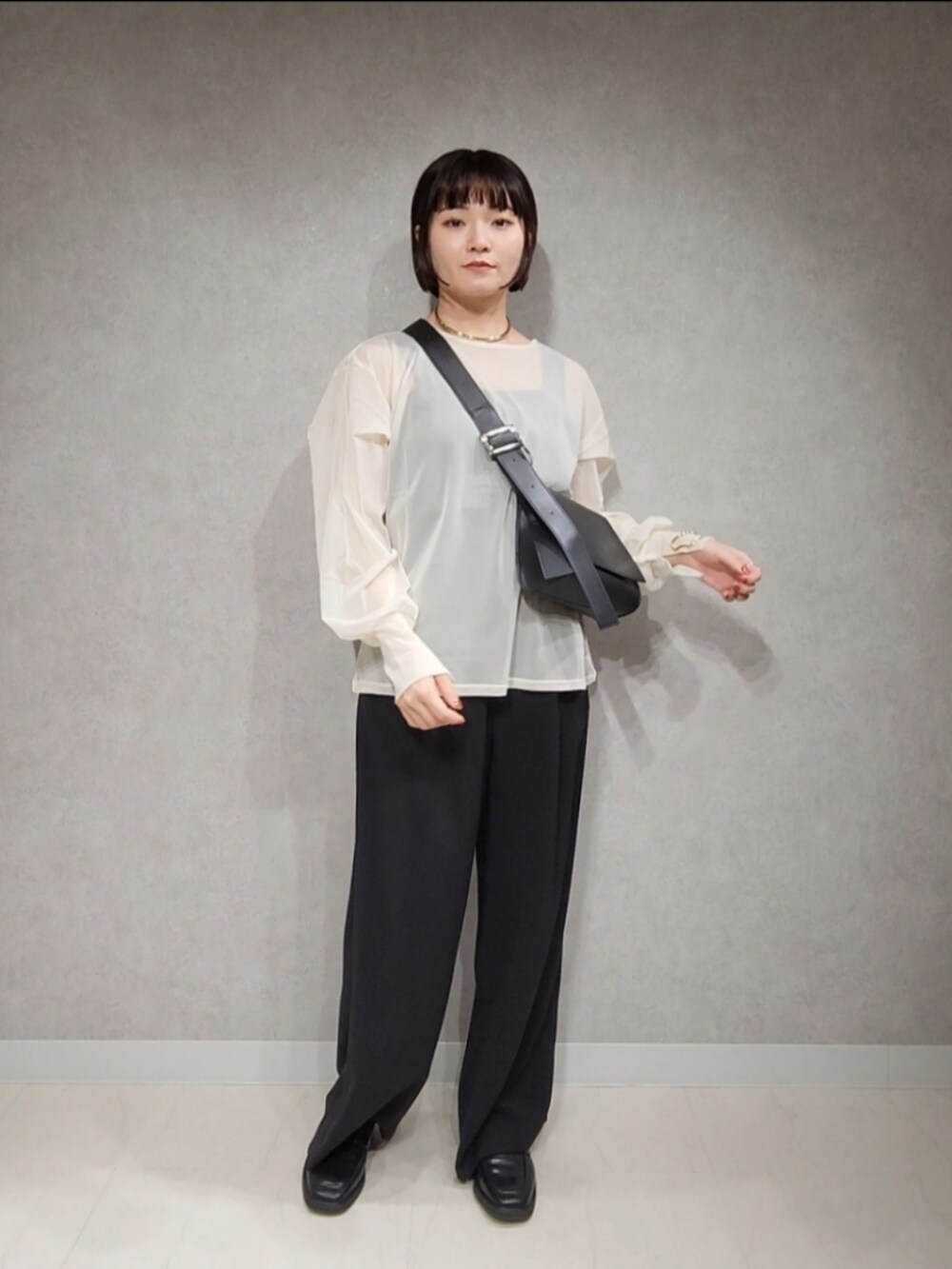 ブラック系のその他パンツ、ブラック系のローファー、ブラック系のショルダーバッグを着用したレディースの夏コーディネートの3枚目の写真