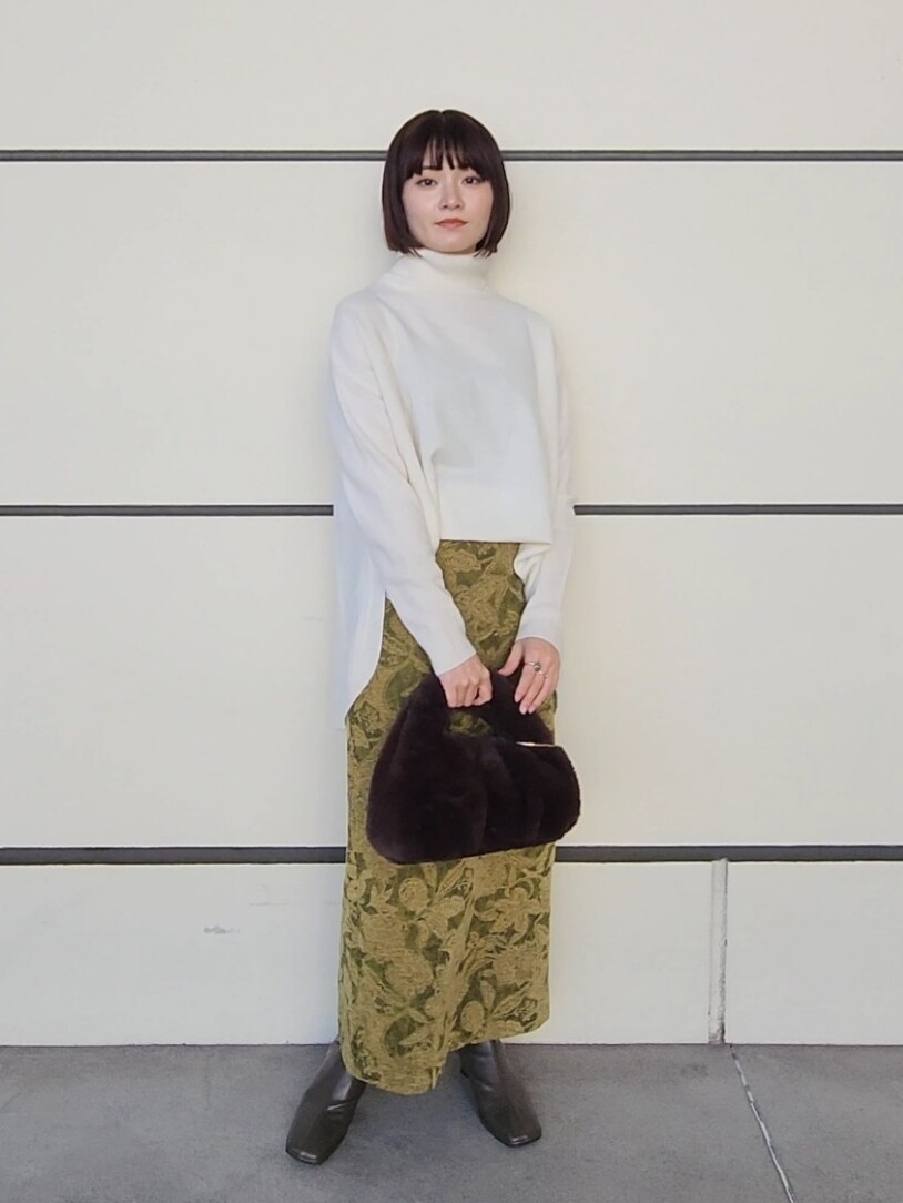 「アパートバイローリーズ、タートルネック、タートルネックニット、ウールカシミヤ、ジャガードスカート、ファーバッグ、大人カジュアル、骨格ストレート、ボブ、ミニボブ、オトナカジュアル、apartbylowrys」｜「A part byのカシミヤコンタートルネックプルオーバー（ニット/セーター、ホワイト系）」を使った、ノノカさん（レディース・156cm）の秋コーディネートの2枚目の写真