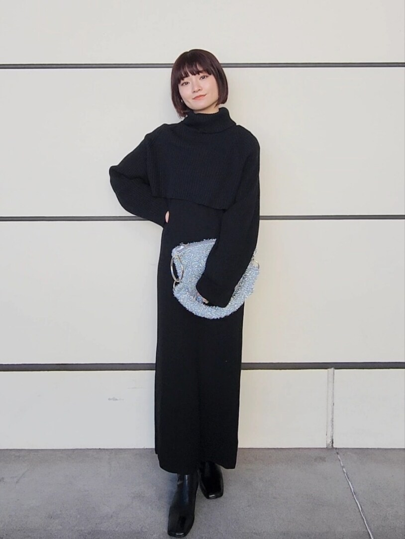 「アパートバイローリーズ、大人カジュアル、骨格ストレート、ボブ、ミニボブ、デート/ロマンティック、セットアップ、バックシャン、ニットワンピース、クラッチバッグ、キラキラバッグ、シルバーバッグ」｜「A part byの【前後2WAY】カシコンバックシャン2Pワンピース（ワンピース、ブラック系）」を使った、ノノカさん（レディース・156cm）の秋コーディネートの3枚目の写真