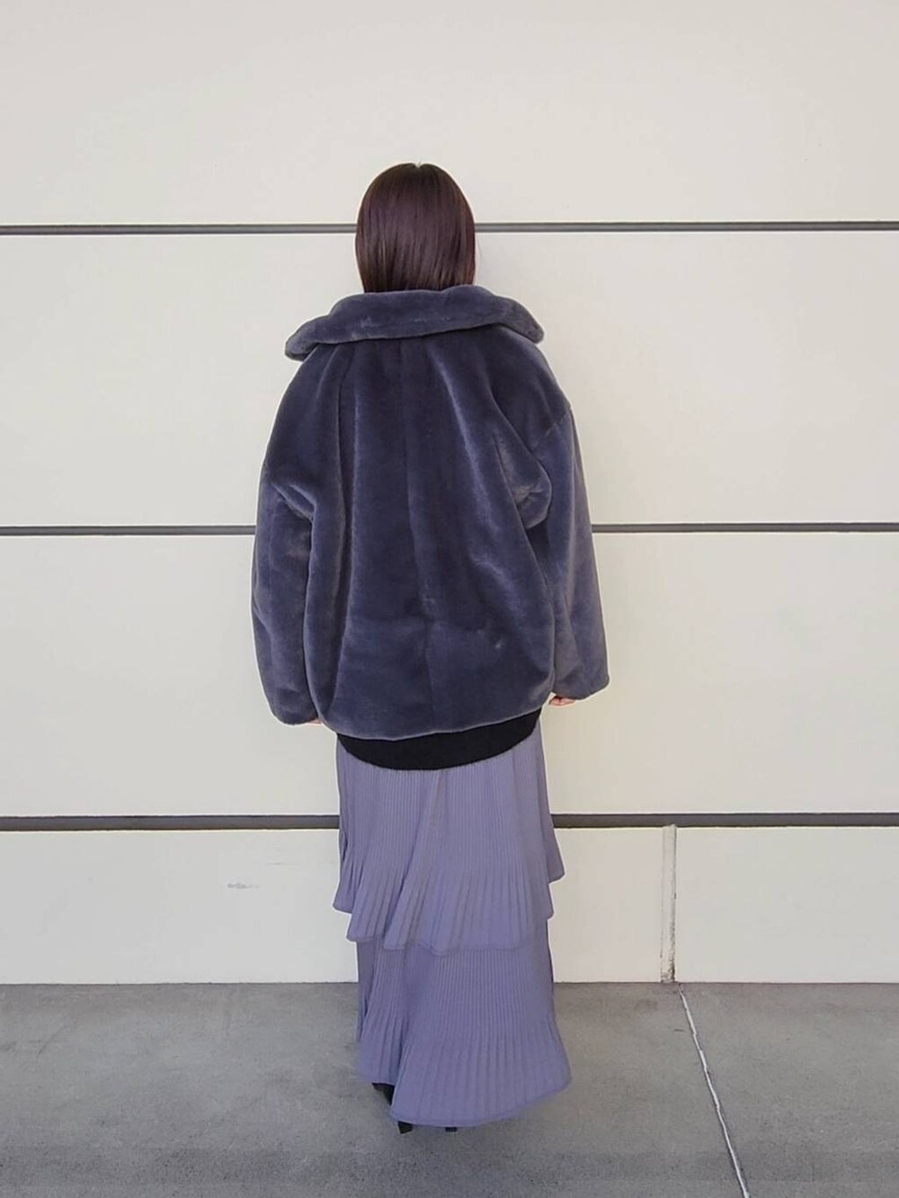グレー系のスカート、グレー系のその他アウター、ブラック系のニット/セーターを着用したレディースの冬コーディネートの3枚目の写真