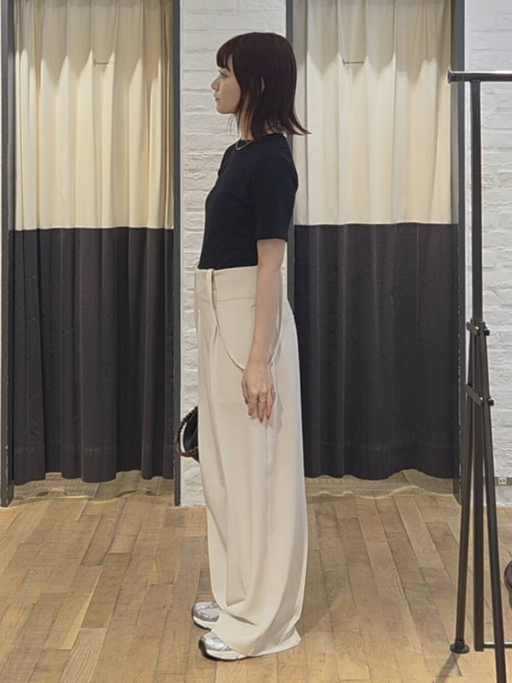 「カジュアル、体型カバー、ベーシック/シンプル、楽ちんコーデ、夏コーデ、SNAP_apart by lowrys、骨格ストレート、低身長、着痩せ、ゆったり、apart by lowrys、シンプルコーデ、お仕事コーデ_apart by lowrys」｜「A part byの≪追加2≫SUS/ビーズネックレス（ネックレス、シルバー系）」を使った、ノノカさん（レディース・156cm）の夏コーディネートの4枚目の写真
