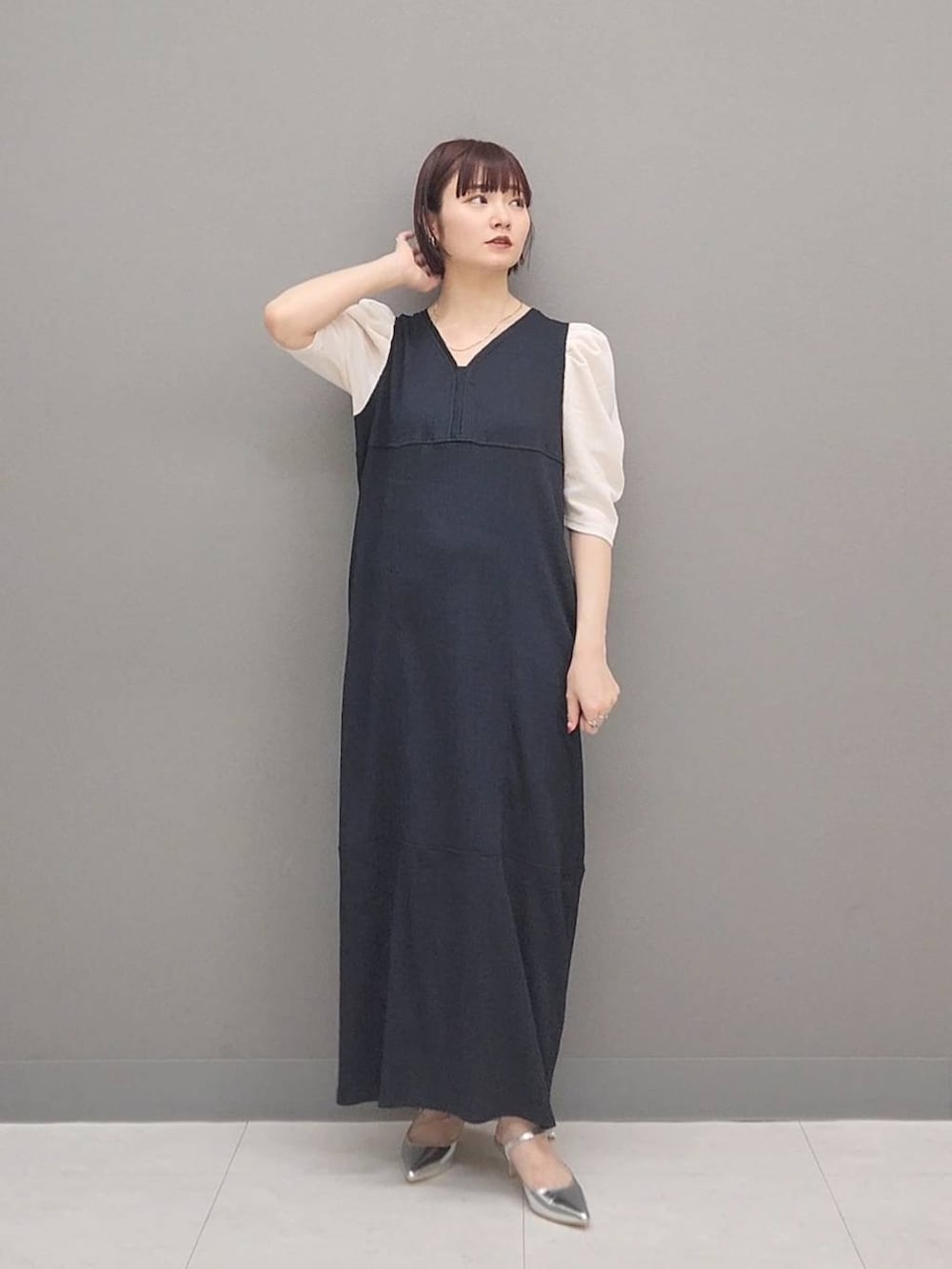 「体型カバー、着痩せ・細見え、シワ軽減、カジュアル、春コーデ、休日コーデ、楽ちんコーデ、SNAP_apart by lowrys、骨格ストレート、低身長、着痩せ、ゆったり、apart by lowrys、e/rm、ワンピース」｜「A part byのストラップミュール（サンダル、シルバー系）」を使った、ノノカさん（レディース・156cm）の春コーディネートの4枚目の写真