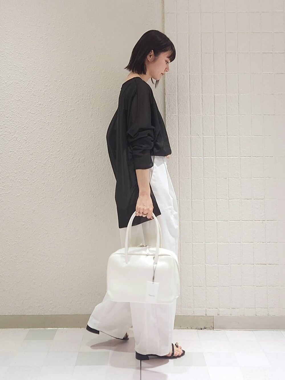 「カジュアル、体型カバー、ベーシック/シンプル、楽ちんコーデ、春コーデ、SNAP_apart by lowrys、骨格ストレート、低身長、着痩せ、ゆったり、apart by lowrys、シンプルコーデ」｜「A part byのソフトボストンバッグ（ボストンバッグ、ホワイト系）」を使った、ノノカさん（レディース・156cm）の春コーディネートの2枚目の写真