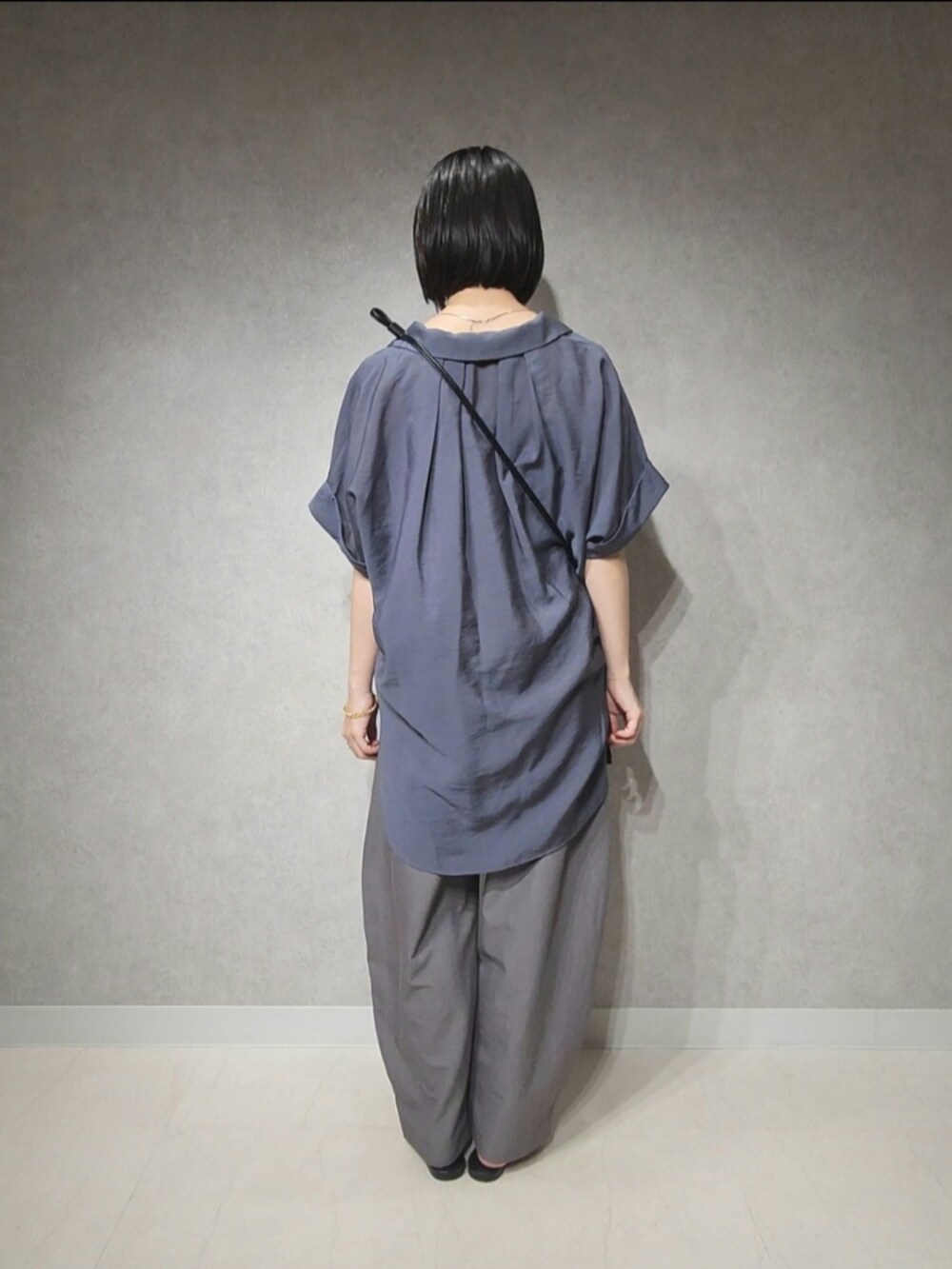 「apartbylowrys、アパートバイローリーズ、オトナカジュアル、接触冷感」｜「A part byのキンチャクミニショルダーバッグ（ショルダーバッグ、ブラック系）」を使った、ノノカさん（レディース・156cm）の夏コーディネートの3枚目の写真