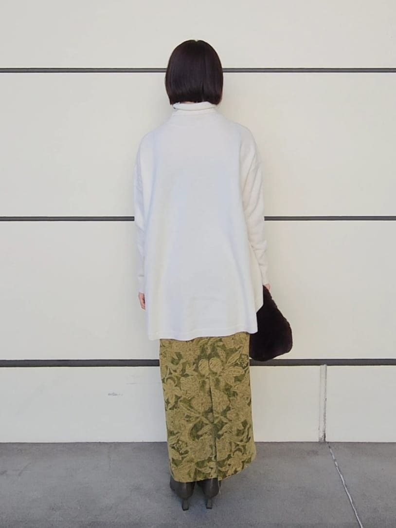 「アパートバイローリーズ、タートルネック、タートルネックニット、ウールカシミヤ、ジャガードスカート、ファーバッグ、大人カジュアル、骨格ストレート、ボブ、ミニボブ、オトナカジュアル、apartbylowrys」｜「A part byのカシミヤコンタートルネックプルオーバー（ニット/セーター、ホワイト系）」を使った、ノノカさん（レディース・156cm）の秋コーディネートの3枚目の写真
