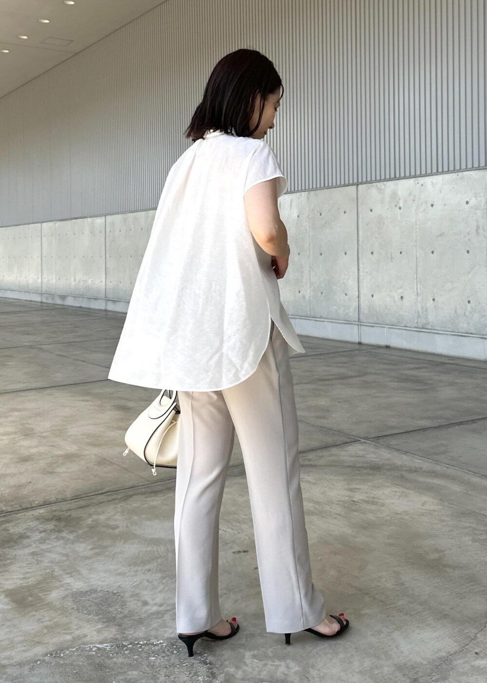 「ホワイト、ブラウス、半袖、フレンチスリーブ、バンドカラー、パンツ、ストレート、センタープレス、サンダル、ROPÉ、ミニバッグ、24SS春の新作、24SS夏の新作、イエベ、ブルベ」｜「ROPE'の【雑誌掲載】Amelie Bag （アメリ バッグ）【一部店舗限定】（ショルダーバッグ、ホワイト系）」を使った、かおちゃんさん（レディース・156cm）の夏コーディネートの4枚目の写真