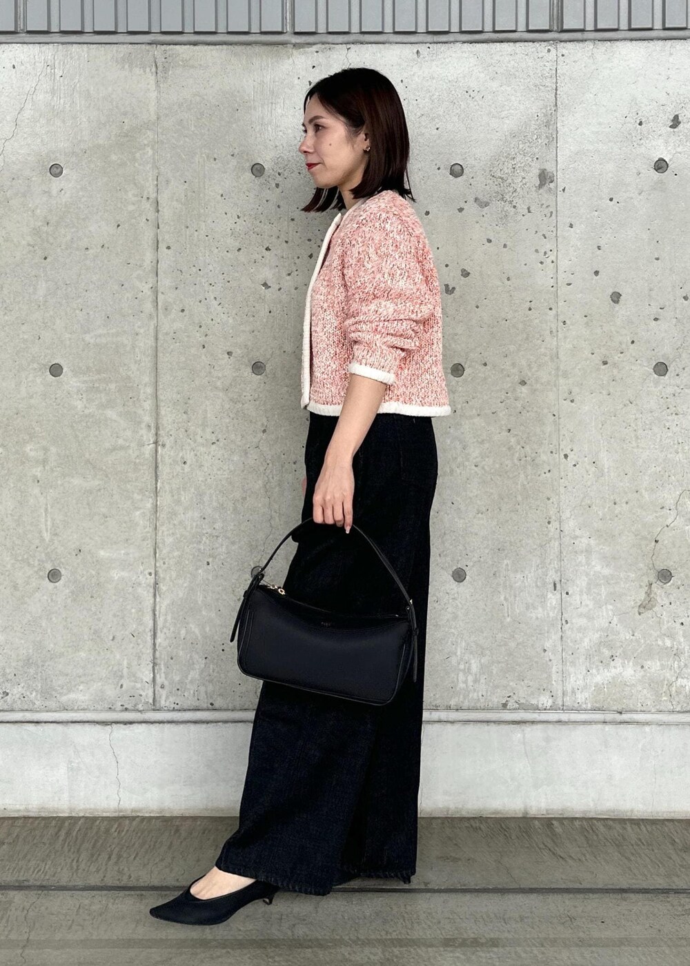 「OUTLET施策、初春コーデ、春コーデ、セレモニーコーデ、授業参観日コーデ、デートコーデ、お出かけコーデ、旅行コーデ、推し活コーデ、女子会コーデ、モード、大人カジュアル、パンツスタイル、体型カバー、カジュアルコーデ」｜「E'PORの【E'POR】C BAG Mini（ハンドバッグ、ブラック系）」を使った、かおちゃんさん（レディース・156cm）の春コーディネートの2枚目の写真