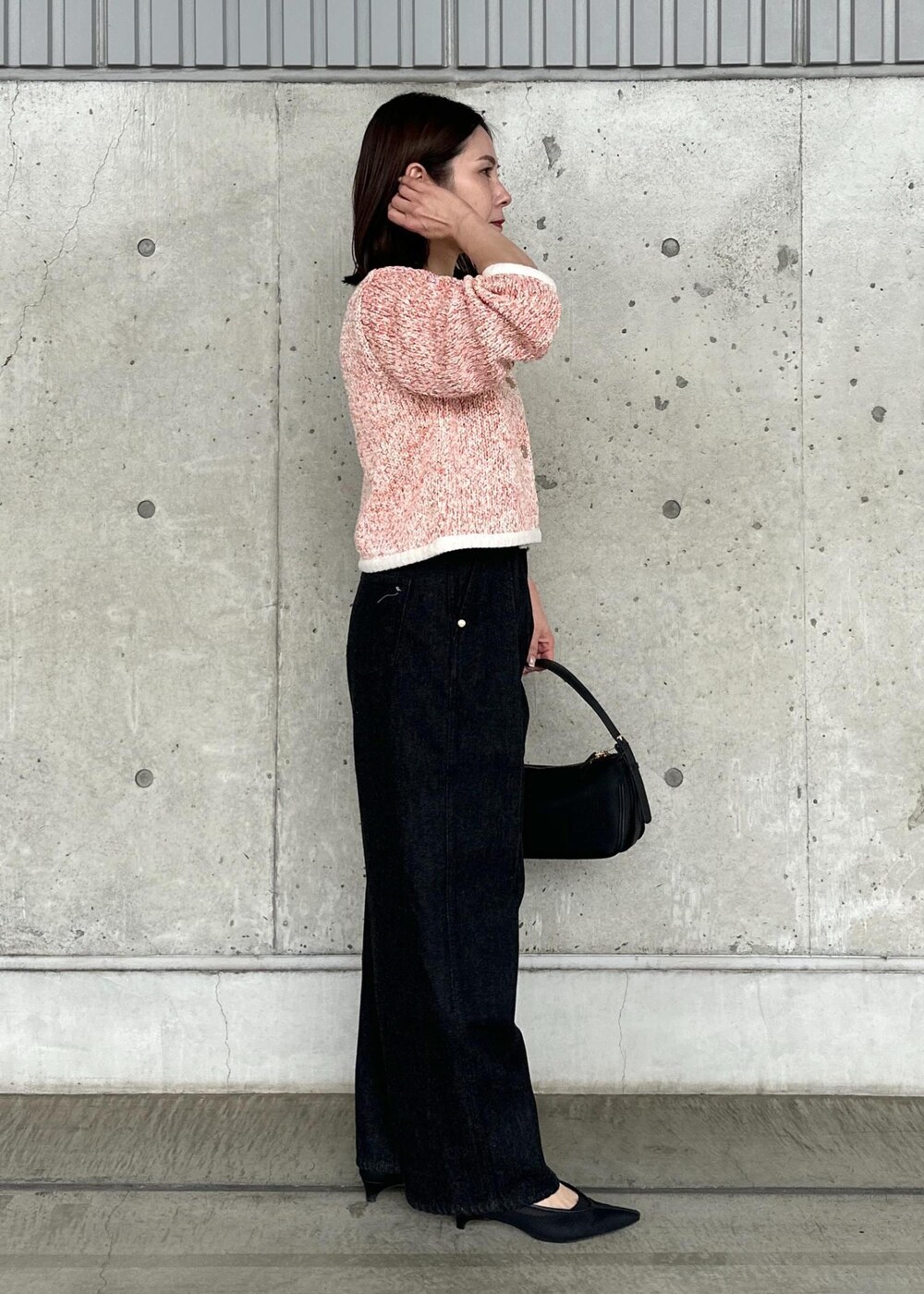 「OUTLET施策、初春コーデ、春コーデ、セレモニーコーデ、授業参観日コーデ、デートコーデ、お出かけコーデ、旅行コーデ、推し活コーデ、女子会コーデ、モード、大人カジュアル、パンツスタイル、体型カバー、カジュアルコーデ」｜「E'PORの【E'POR】C BAG Mini（ハンドバッグ、ブラック系）」を使った、かおちゃんさん（レディース・156cm）の春コーディネートの4枚目の写真