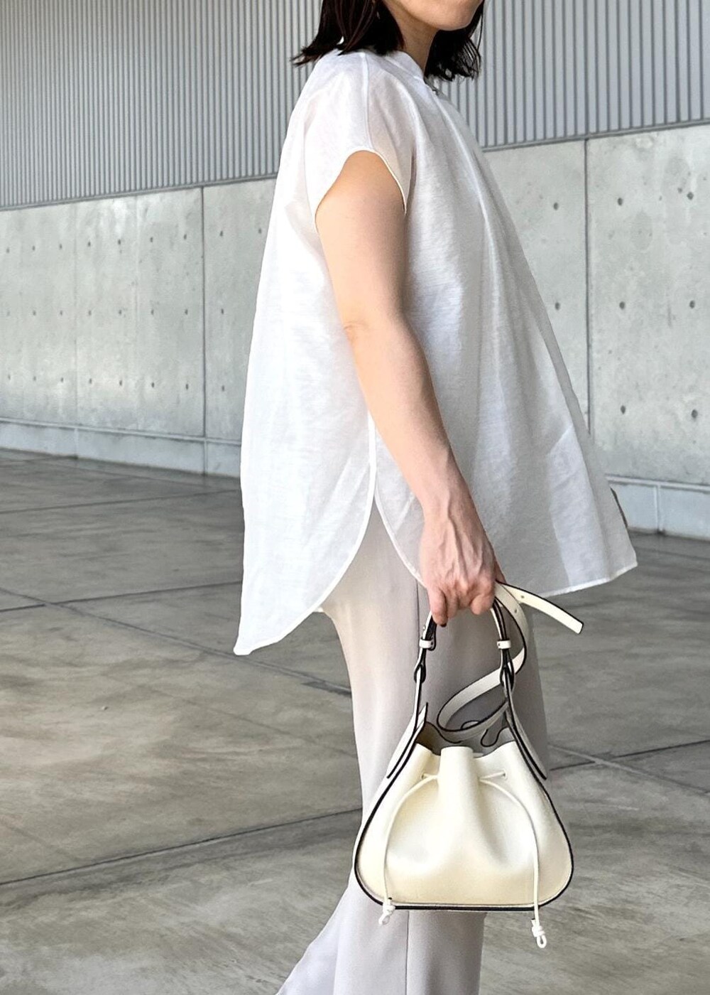 「ホワイト、ブラウス、半袖、フレンチスリーブ、バンドカラー、パンツ、ストレート、センタープレス、サンダル、ROPÉ、ミニバッグ、24SS春の新作、24SS夏の新作、イエベ、ブルベ」｜「ROPE'の【雑誌掲載】Amelie Bag （アメリ バッグ）【一部店舗限定】（ショルダーバッグ、ホワイト系）」を使った、かおちゃんさん（レディース・156cm）の夏コーディネートの5枚目の写真
