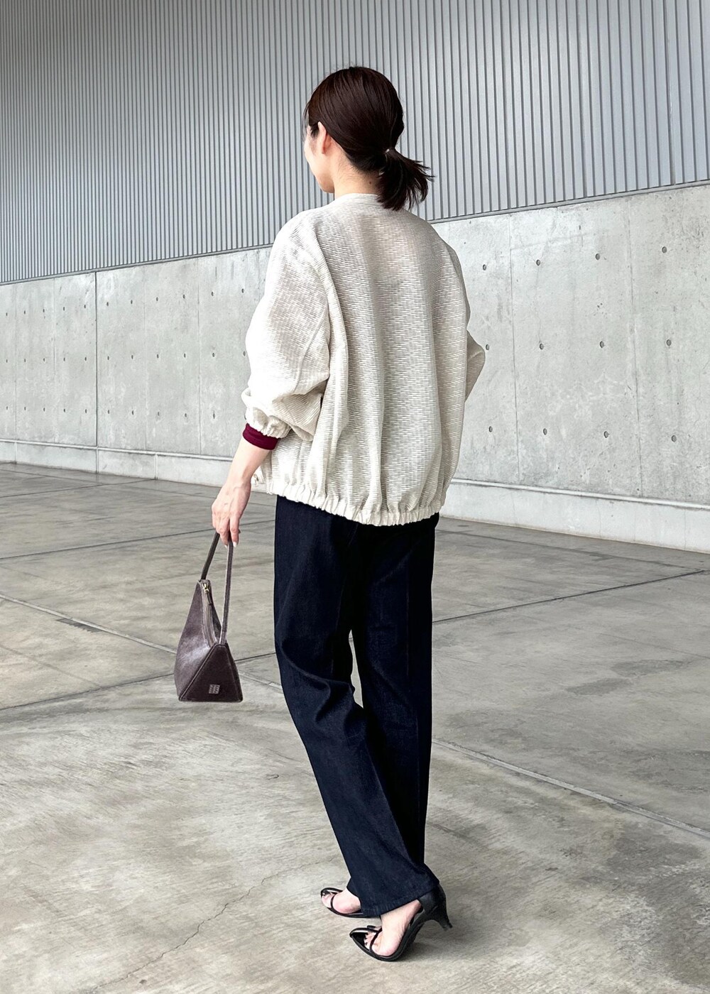 「ブラウン、ショルダーバッグ、ミニ、長袖、ジャケット、ショート、ノーカラー、アイボリー、デニム、ネイビー、ハイウエスト、センタープレス、サンダル、初夏コーデ、夏コーデ」｜「ROPE'のコットンシルク丸胴テレコカップ付き長袖カットソー（Tシャツ/カットソー、レッド系）」を使った、かおちゃんさん（レディース・156cm）の夏コーディネートの4枚目の写真