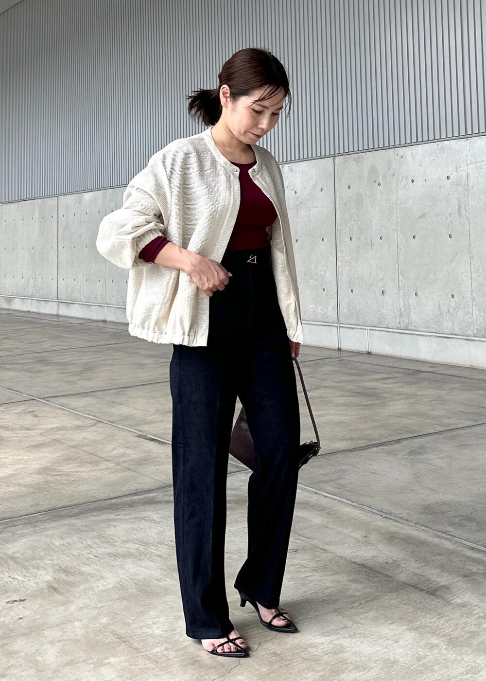 「ブラウン、ショルダーバッグ、ミニ、長袖、ジャケット、ショート、ノーカラー、アイボリー、デニム、ネイビー、ハイウエスト、センタープレス、サンダル、初夏コーデ、夏コーデ」｜「ROPE'のコットンシルク丸胴テレコカップ付き長袖カットソー（Tシャツ/カットソー、レッド系）」を使った、かおちゃんさん（レディース・156cm）の夏コーディネートの2枚目の写真