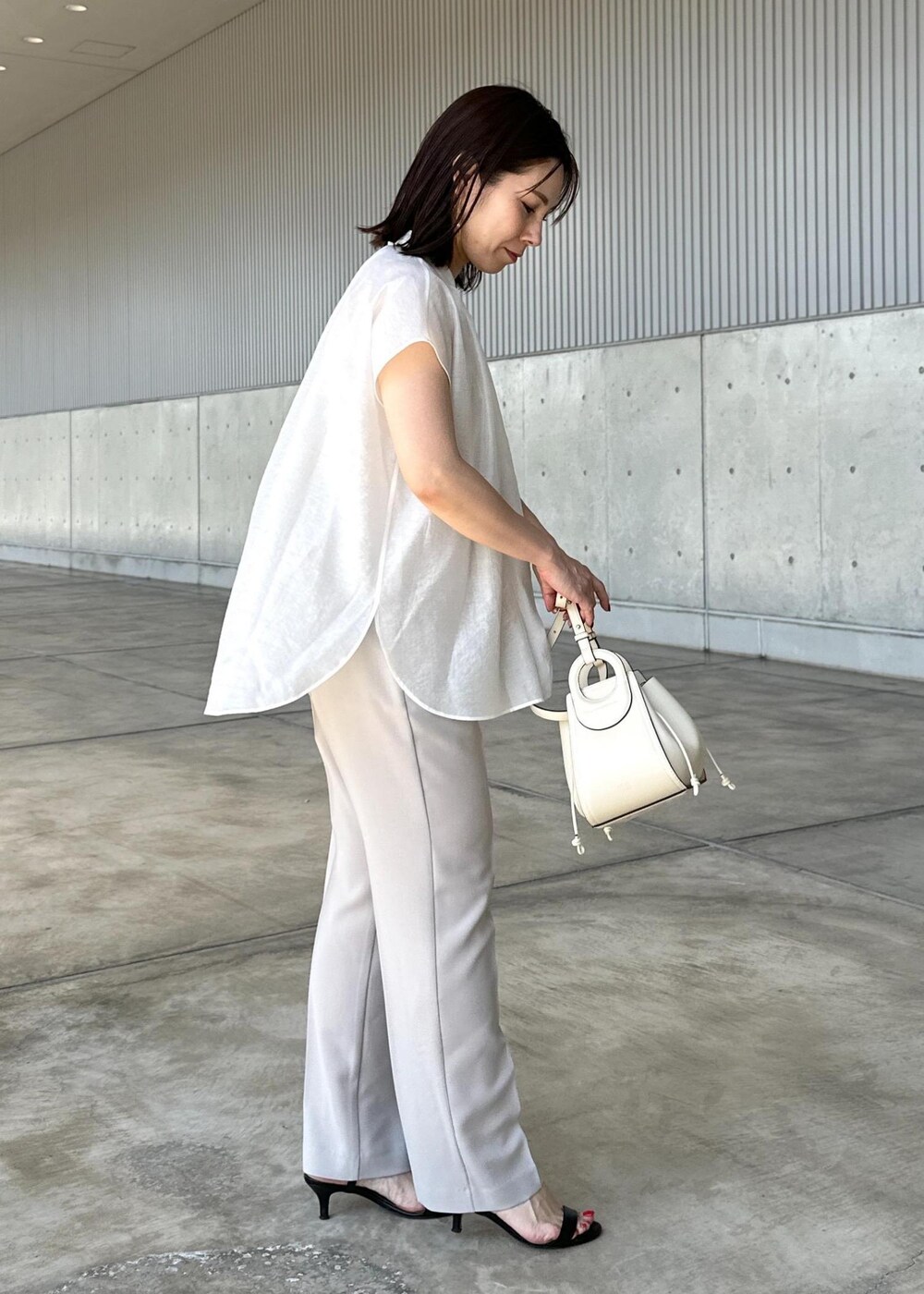 「ホワイト、ブラウス、半袖、フレンチスリーブ、バンドカラー、パンツ、ストレート、センタープレス、サンダル、ROPÉ、ミニバッグ、24SS春の新作、24SS夏の新作、イエベ、ブルベ」｜「ROPE'の【雑誌掲載】Amelie Bag （アメリ バッグ）【一部店舗限定】（ショルダーバッグ、ホワイト系）」を使った、かおちゃんさん（レディース・156cm）の夏コーディネートの2枚目の写真