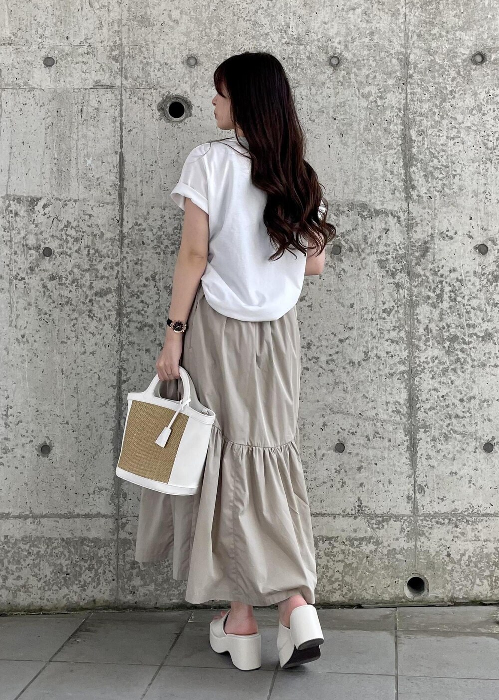 ホワイト系のTシャツ/カットソー、ホワイト系のサンダル、ホワイト系のかごバッグを着用したレディースの夏コーディネートの3枚目の写真