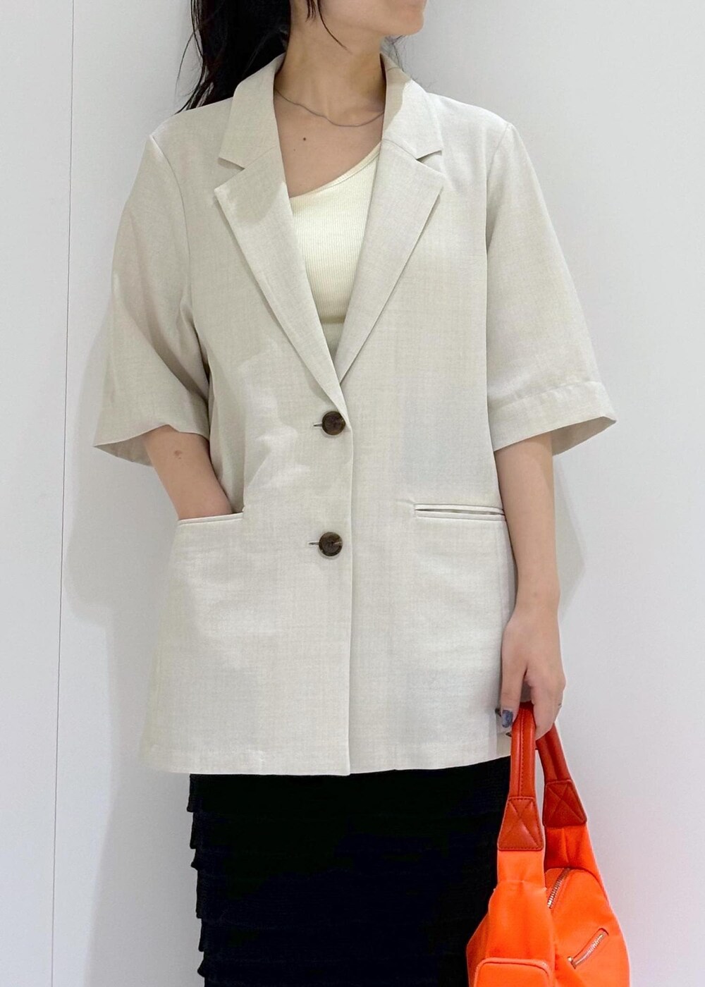 ホワイト系のサンダル、ブラック系のスカート、ホワイト系のタンクトップを着用したレディースの夏コーディネートの6枚目の写真