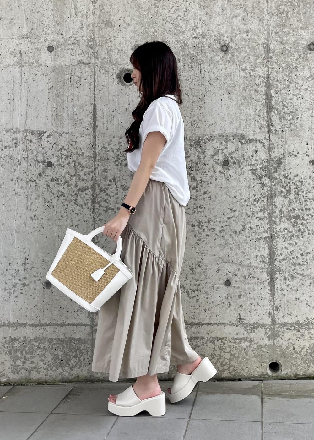 ホワイト系のTシャツ/カットソー、ホワイト系のサンダル、ホワイト系のかごバッグを着用したレディースの夏コーディネートの2枚目の写真