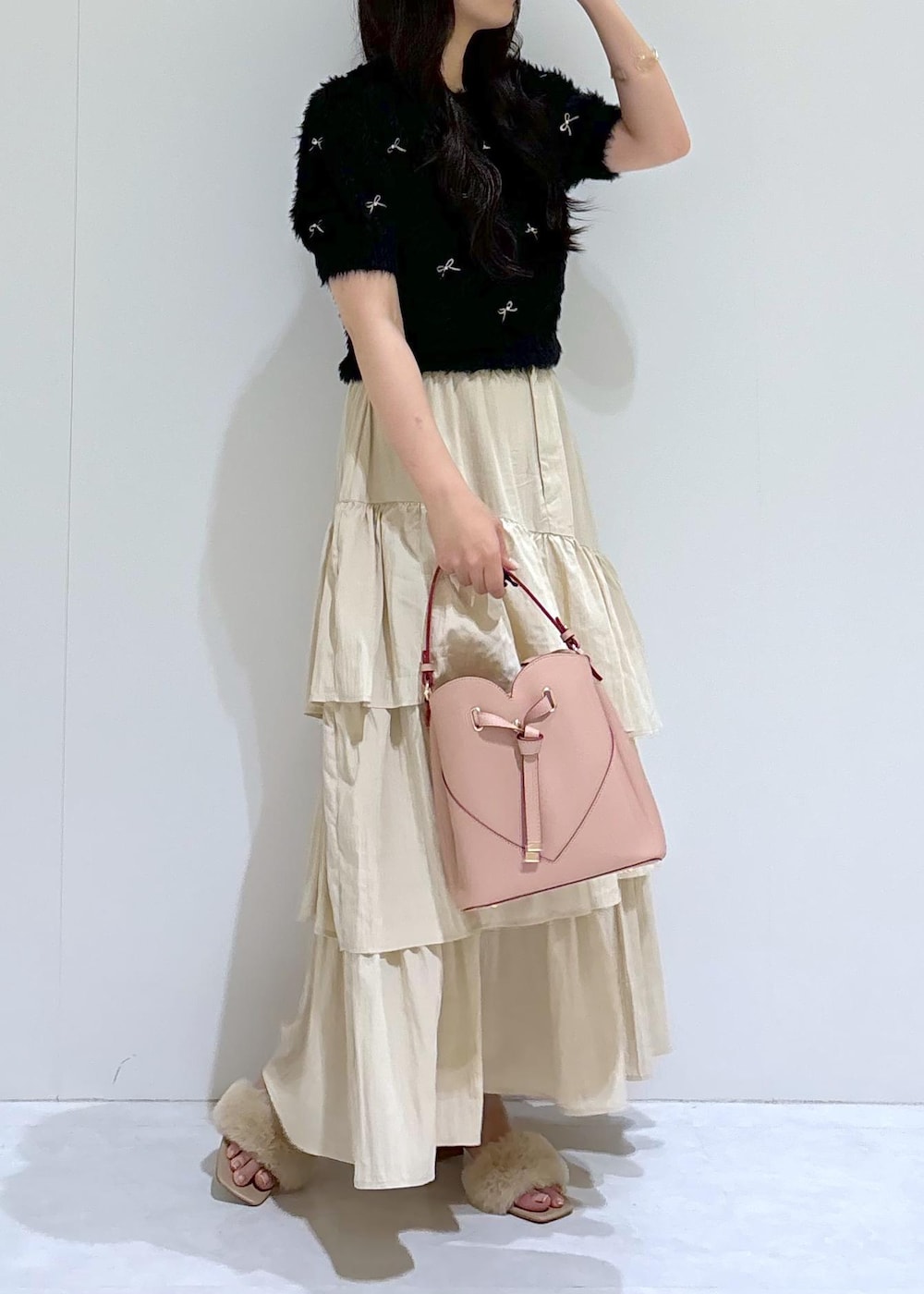 ベージュ系のドレスシューズ、ベージュ系のスカート、ブラック系のニット/セーターを着用したレディースの夏コーディネートの6枚目の写真