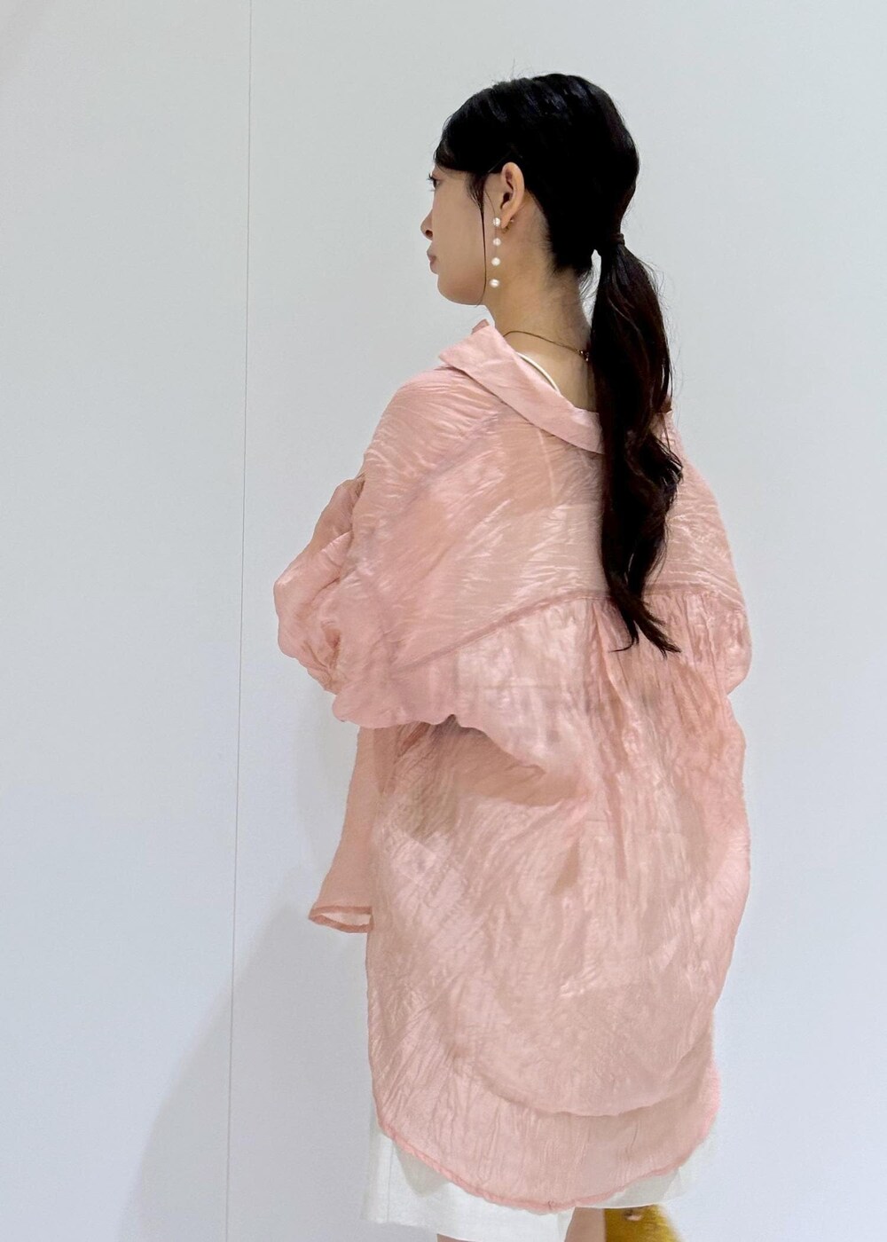 ホワイト系のキャミソール、ゴールド系のショルダーバッグ、ホワイト系のその他パンツを着用したレディースの夏コーディネートの7枚目の写真