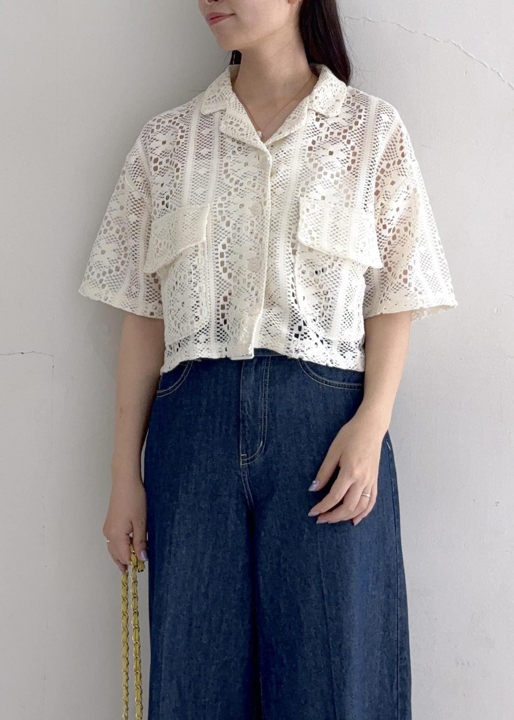 イエロー系のショルダーバッグ、ホワイト系のサンダル、ホワイト系のカーディガン/ボレロを着用したレディースの春コーディネートの4枚目の写真