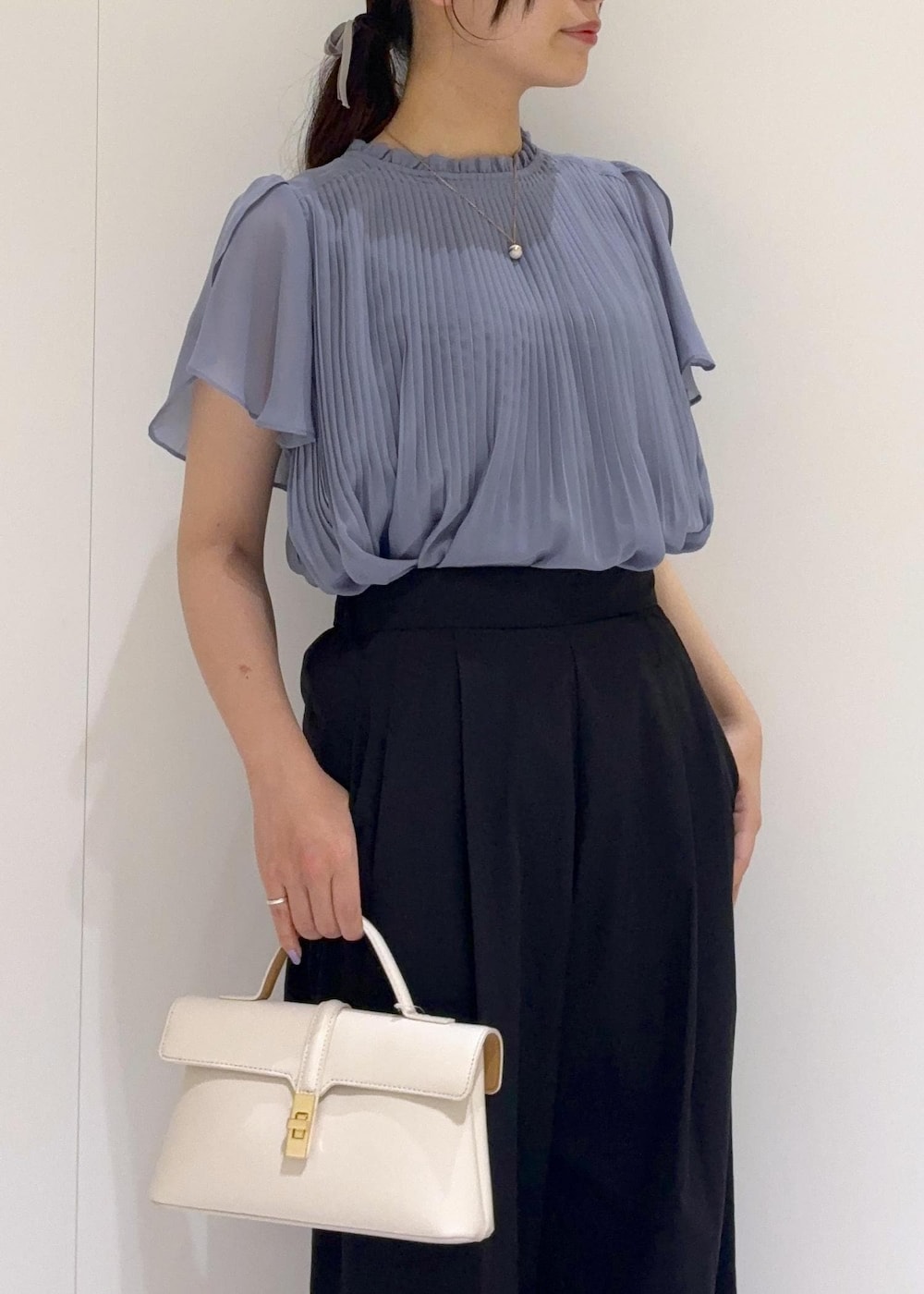 ホワイト系のサンダル、ブルー系のシャツ/ブラウス、ブラック系のその他パンツを着用したレディースの夏コーディネートの3枚目の写真