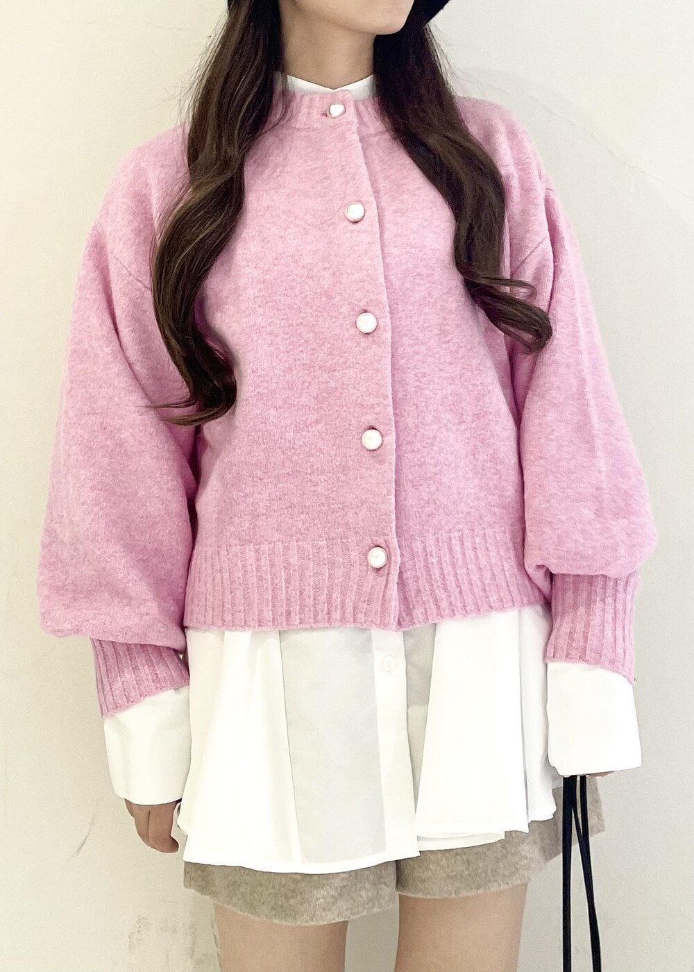 ホワイト系のブーツ、シルバー系のハンドバッグ、ピンク系のカーディガン/ボレロを着用したレディースの秋コーディネートの4枚目の写真