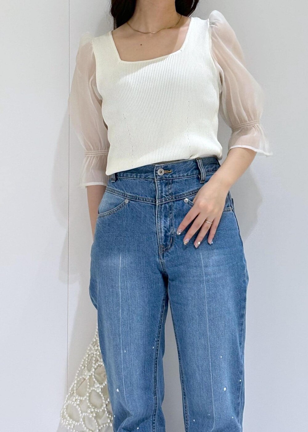 ホワイト系のサンダル、ホワイト系のTシャツ/カットソー、ホワイト系のハンドバッグを着用したレディースの夏コーディネートの5枚目の写真