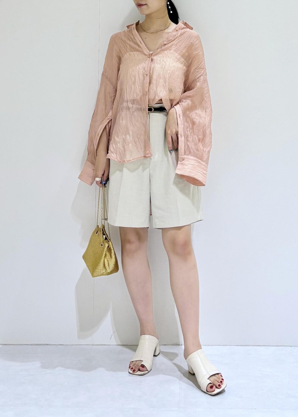 ホワイト系のキャミソール、ゴールド系のショルダーバッグ、ホワイト系のその他パンツを着用したレディースの夏コーディネートの5枚目の写真