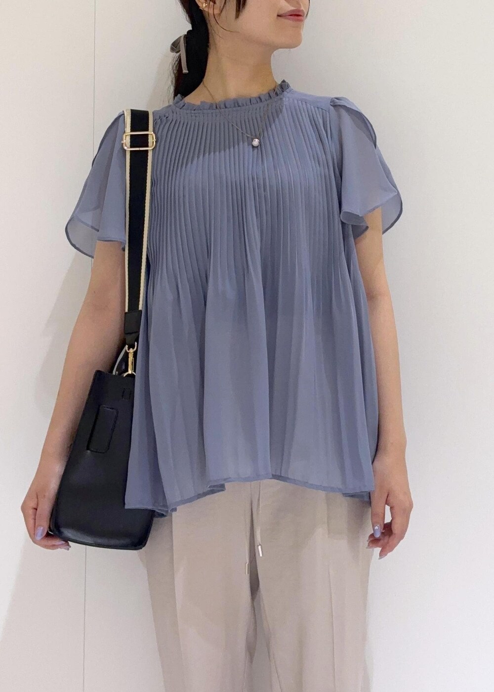「ブラウス、パンツ、テーパードパンツ、フラットシューズ、パンプス、バッグ、24SS夏の新作、夏コーデ、低身長コーデ、きれいめコーデ、きれいめ、きれいめカジュアル、大人カジュアル、シンプル、155cm」｜「Juzeのドットチュールパンプス（パンプス、ブラック系）」を使った、minamiさん（レディース・155cm）の夏コーディネートの4枚目の写真