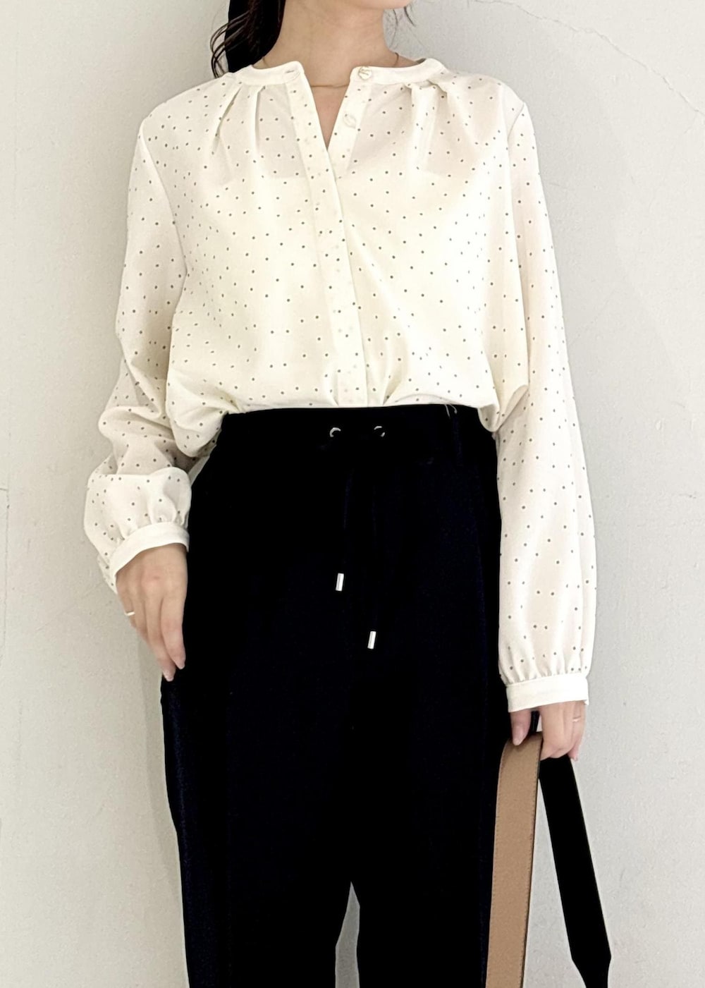 シルバー系のパンプス、ホワイト系のシャツ/ブラウス、ブラック系のスラックスを着用したレディースの春コーディネートの4枚目の写真