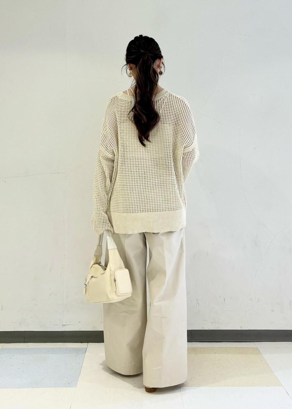 ホワイト系のパンプス、ホワイト系のキャミソール、ホワイト系のニット/セーターを着用したレディースの春コーディネートの3枚目の写真