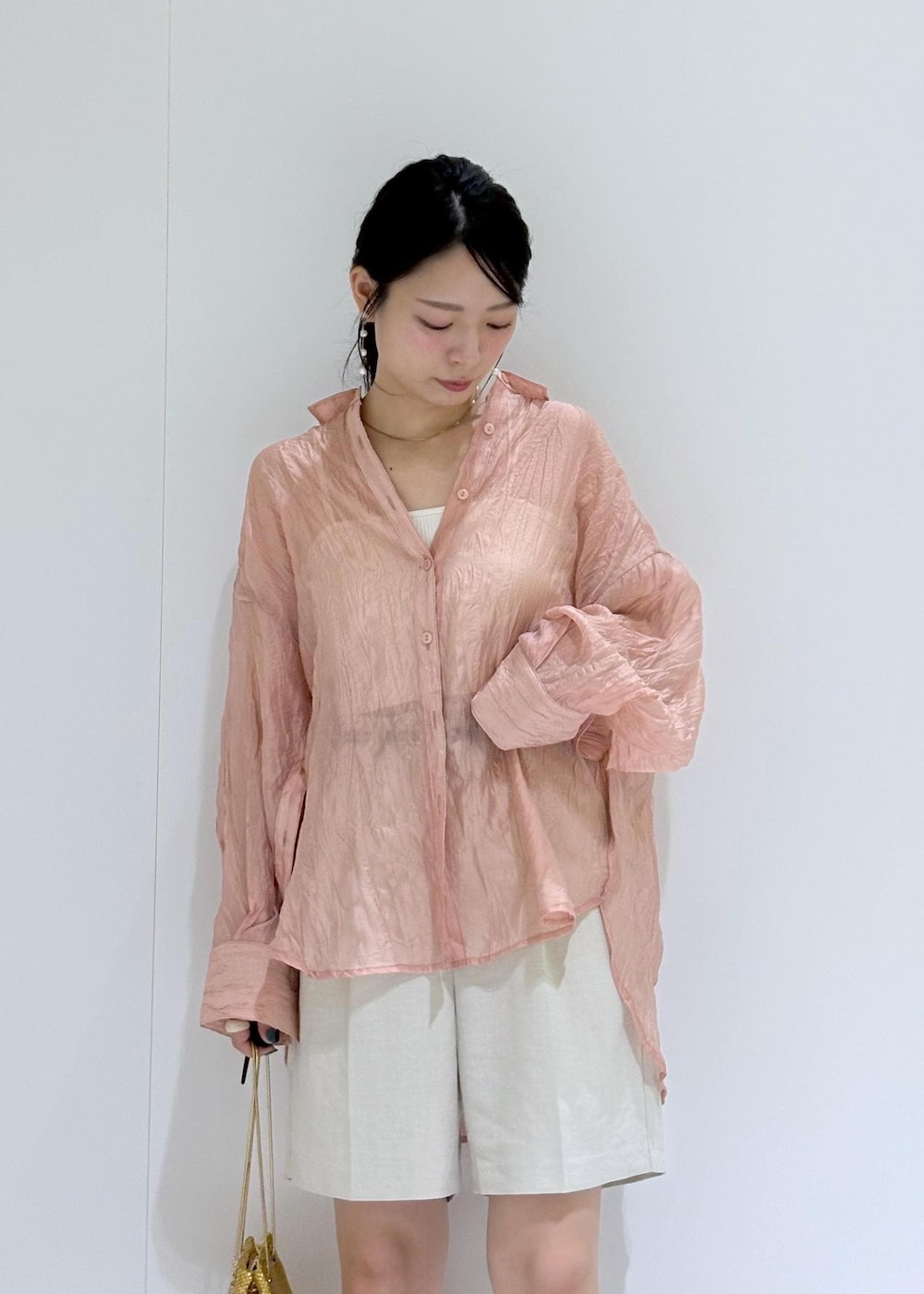 ホワイト系のキャミソール、ゴールド系のショルダーバッグ、ホワイト系のその他パンツを着用したレディースの夏コーディネートの6枚目の写真