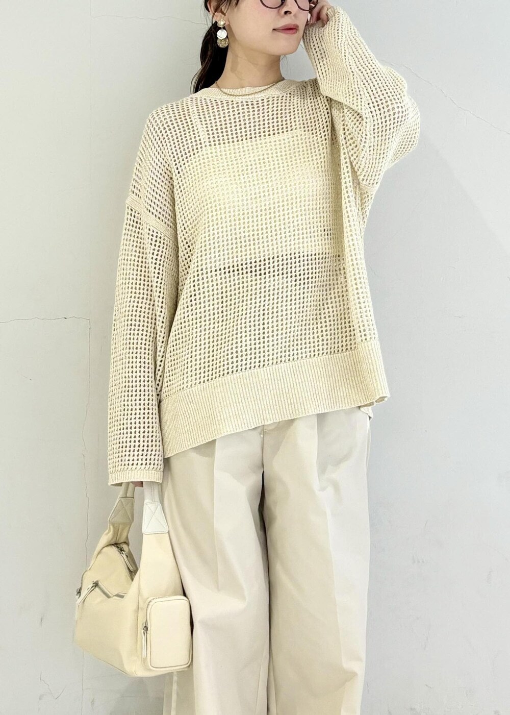 ホワイト系のパンプス、ホワイト系のキャミソール、ホワイト系のニット/セーターを着用したレディースの春コーディネートの4枚目の写真