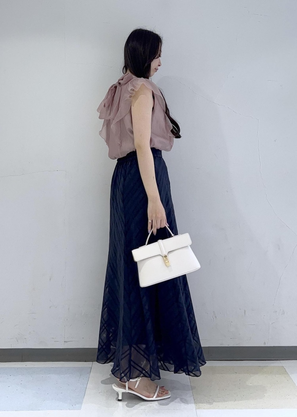 ホワイト系のサンダル、ブルー系のスカート、ピンク系のシャツ/ブラウスを着用したレディースの夏コーディネートの2枚目の写真