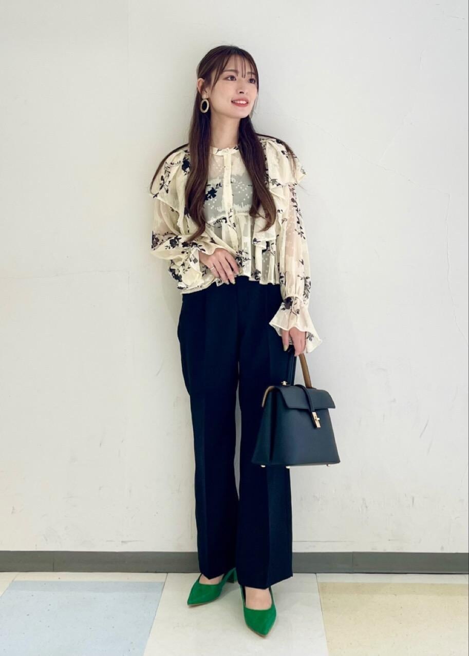 ブラック系のスラックス、ホワイト系のシャツ/ブラウス、ブラック系のハンドバッグを着用したレディースの秋コーディネートの4枚目の写真