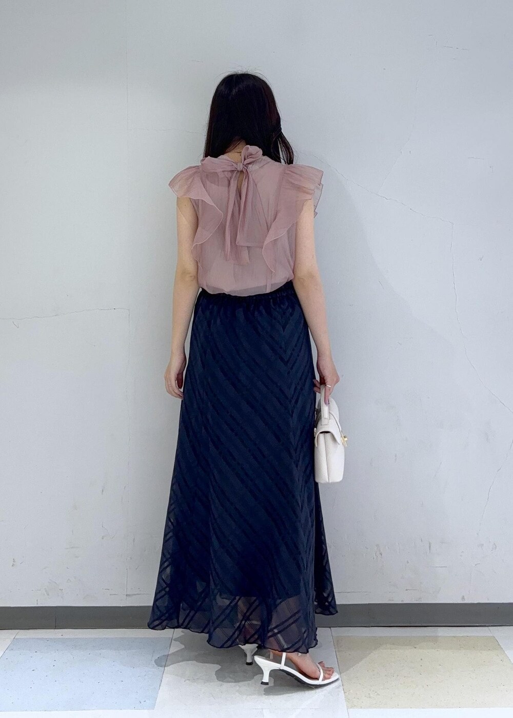 ホワイト系のサンダル、ブルー系のスカート、ピンク系のシャツ/ブラウスを着用したレディースの夏コーディネートの3枚目の写真