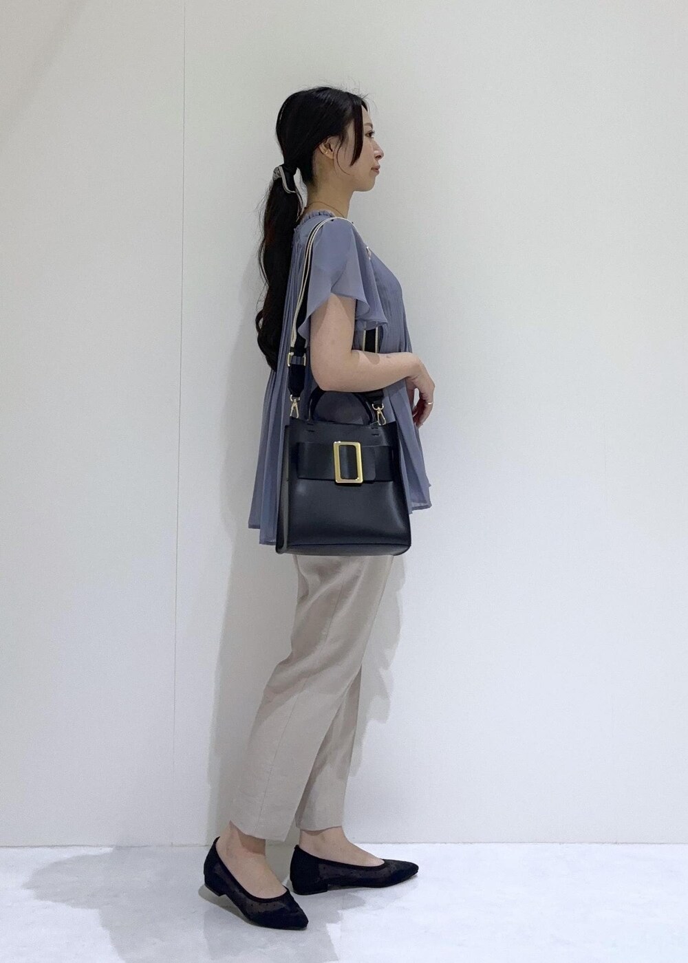 「ブラウス、パンツ、テーパードパンツ、フラットシューズ、パンプス、バッグ、24SS夏の新作、夏コーデ、低身長コーデ、きれいめコーデ、きれいめ、きれいめカジュアル、大人カジュアル、シンプル、155cm」｜「Juzeのドットチュールパンプス（パンプス、ブラック系）」を使った、minamiさん（レディース・155cm）の夏コーディネートの2枚目の写真
