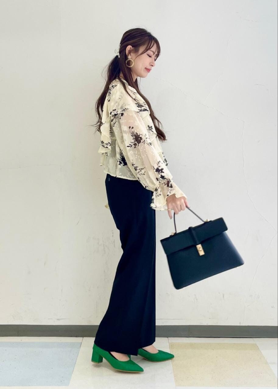 ブラック系のスラックス、ホワイト系のシャツ/ブラウス、ブラック系のハンドバッグを着用したレディースの秋コーディネートの2枚目の写真