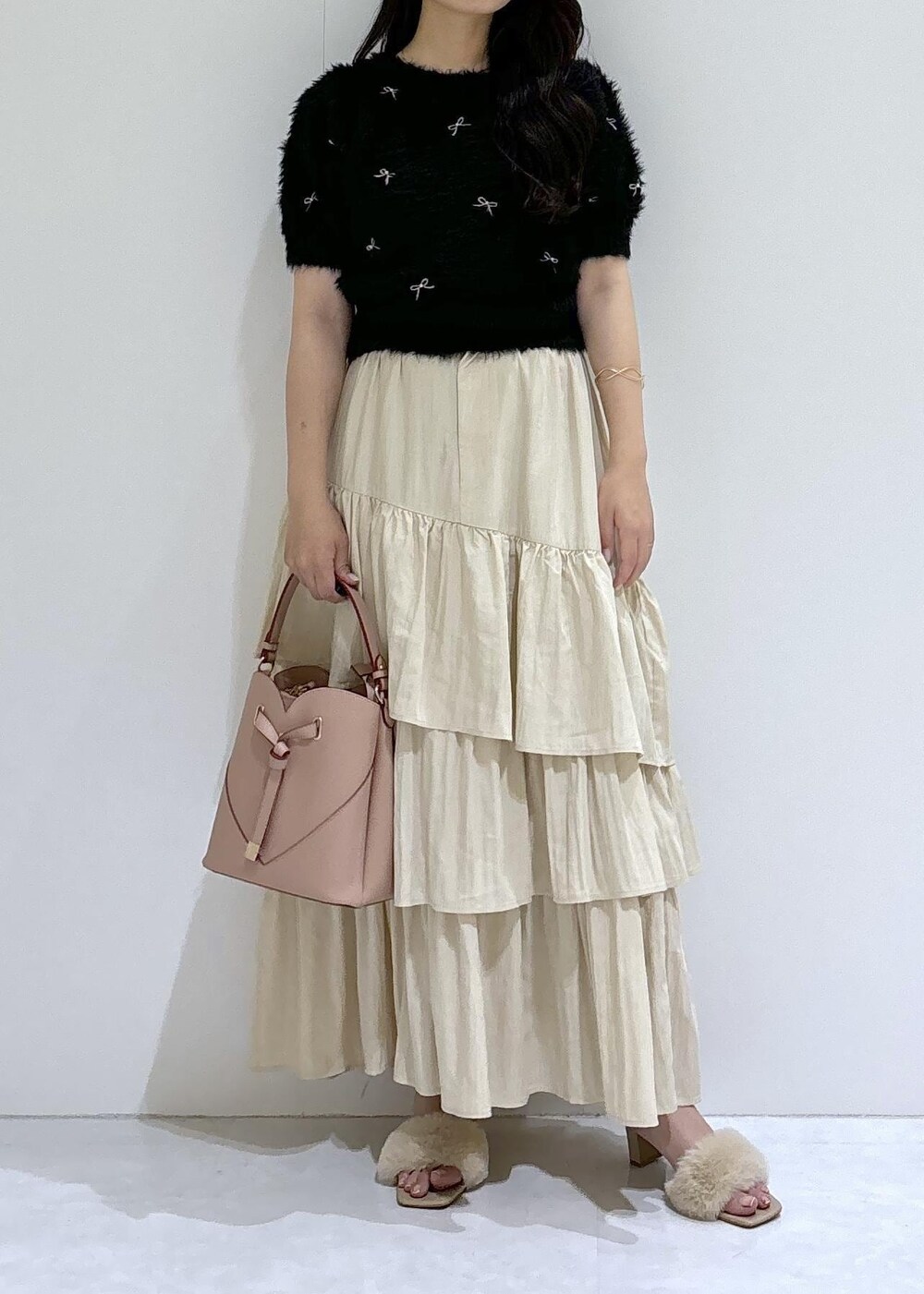 ベージュ系のドレスシューズ、ベージュ系のスカート、ブラック系のニット/セーターを着用したレディースの夏コーディネートの5枚目の写真