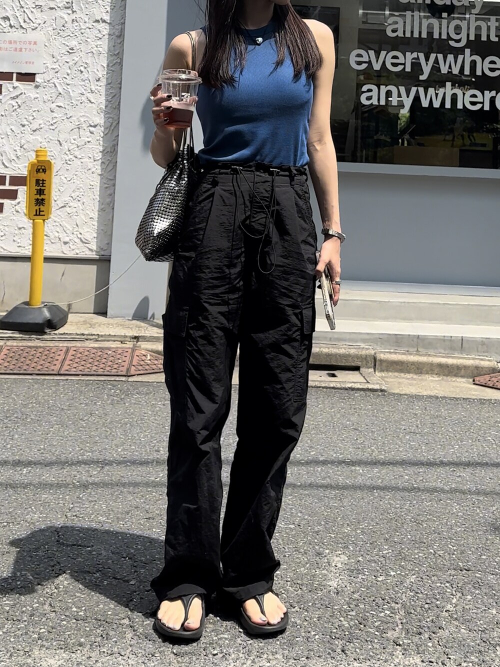 ブラック系のその他パンツ、ブルー系のタンクトップ、ブラック系のサングラスを着用したレディースの夏コーディネートの3枚目の写真