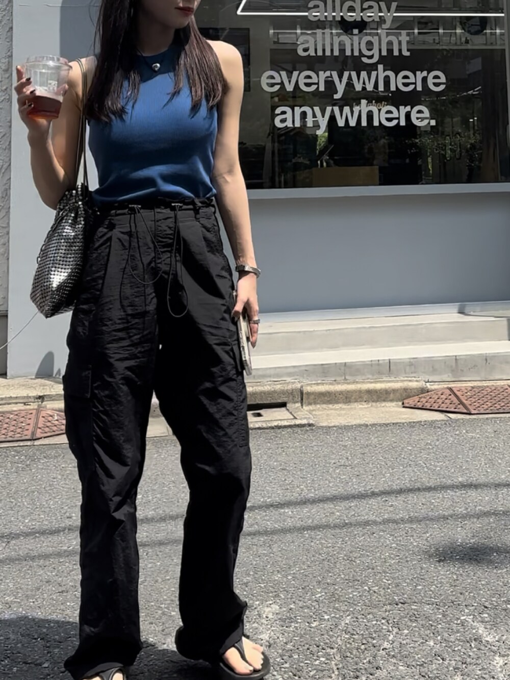 ブラック系のその他パンツ、ブルー系のタンクトップ、ブラック系のサングラスを着用したレディースの夏コーディネートの2枚目の写真