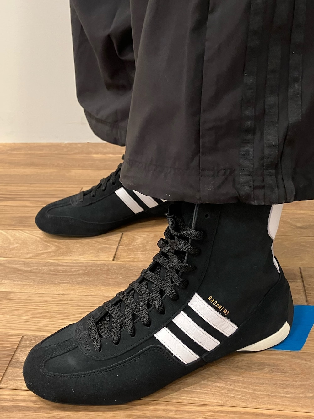 「ジャケット、アウター、セットアップ、adidas、ジャージ、ビーニー、トラックパンツ、adidas originals、トラックトップ、アディカラー」｜「adidasのRasant カットライン トラックトップ / ジャージ / アディダスオリジナルス adidas Originals（ジャージ、ブラック系）」を使った、KSさん（メンズ・172cm）の冬コーディネートの4枚目の写真