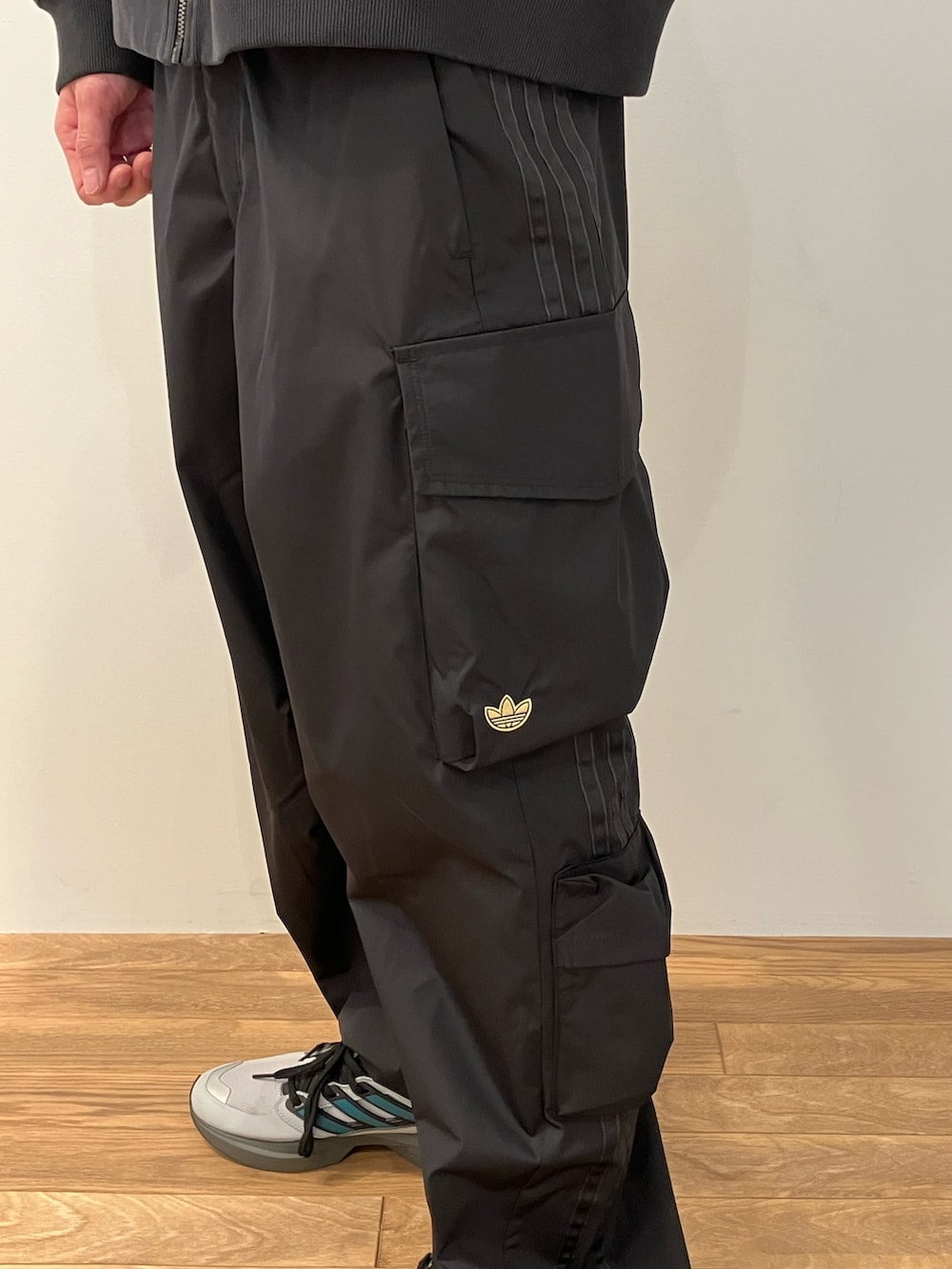 「スウェット、パーカー、adidas、カーゴパンツ、アディダス、adidas originals、アディダスオリジナルス、フーディー、EQT」｜「adidasのカーゴパンツ（カーゴパンツ、ブラック系）」を使った、KSさん（メンズ・172cm）の冬コーディネートの3枚目の写真