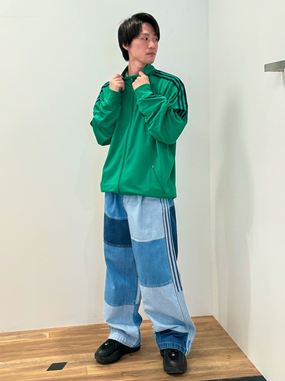 「adidas、パッチワーク、アディダス、厚底シューズ、adidas originals、トラックジャケット、アディダスオリジナルス、ベッケンバウアー、クセニア・シュナイダー、オズガイア」｜「adidasの[常田大希着用アイテム] トラックジャケット（ジェンダーニュートラル）（ジャージ、グリーン系）」を使った、KSさん（メンズ・172cm）の春コーディネートの2枚目の写真