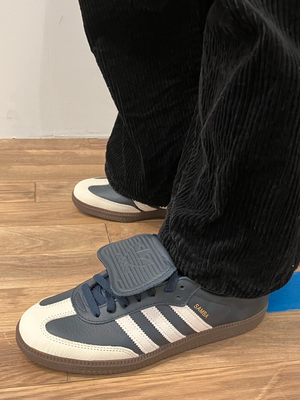 「スニーカー、adidas、ジャージ、アディダス、adidas originals、アディダスオリジナルス、サンバ、トラックトップ、レアル・マドリード」｜「adidasのレアル・マドリード トラックトップ / ジャージ / アディダスオリジナルス adidas Originals（ジャージ、ホワイト系）」を使った、KSさん（メンズ・172cm）の冬コーディネートの4枚目の写真