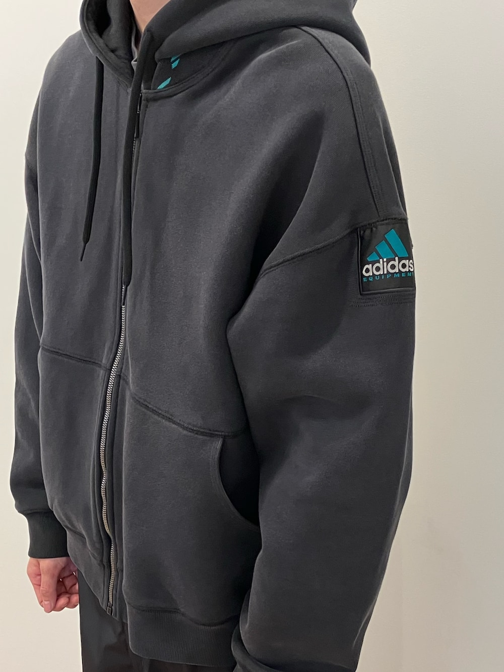 「スウェット、パーカー、adidas、カーゴパンツ、アディダス、adidas originals、アディダスオリジナルス、フーディー、EQT」｜「adidasのカーゴパンツ（カーゴパンツ、ブラック系）」を使った、KSさん（メンズ・172cm）の冬コーディネートの2枚目の写真