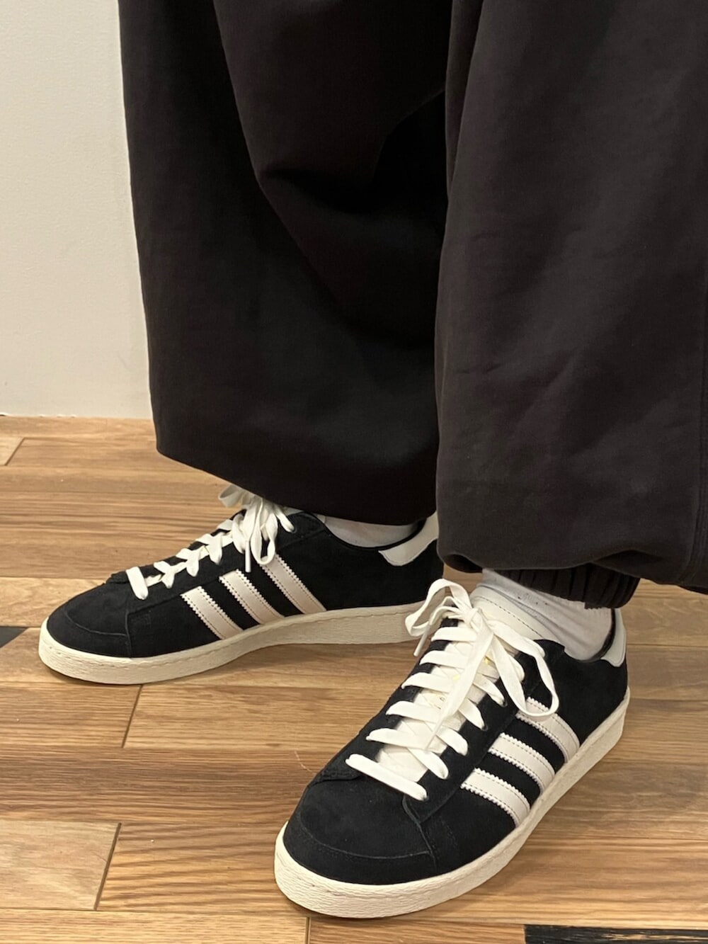 「adidas、adidas originals、アディダス、アディダスオリジナルス、トラックトップ、ジャージ、ファイヤーバード、スニーカー、ジャバー、JABBAR、キャップ」｜「adidasのアディカラー クラシックス ファイヤーバード トラックトップ（ジャージ） / アディダスオリジナルス adidas Originals（ジャージ、ブラック系）」を使った、KSさん（メンズ・172cm）の春コーディネートの2枚目の写真
