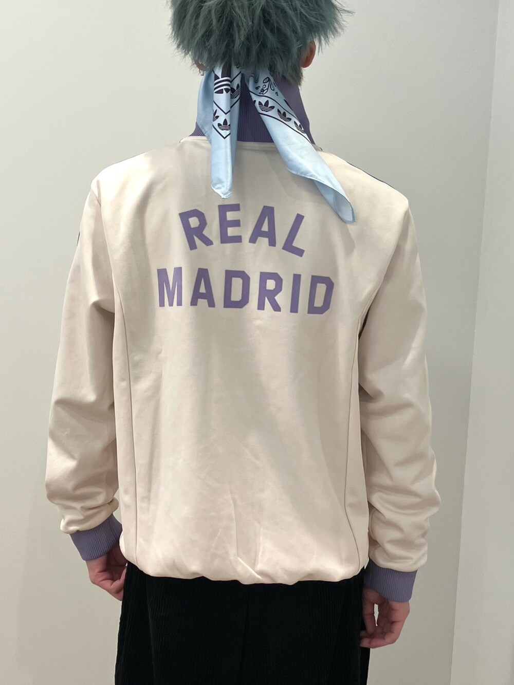 「スニーカー、adidas、ジャージ、アディダス、adidas originals、アディダスオリジナルス、サンバ、トラックトップ、レアル・マドリード」｜「adidasのレアル・マドリード トラックトップ / ジャージ / アディダスオリジナルス adidas Originals（ジャージ、ホワイト系）」を使った、KSさん（メンズ・172cm）の冬コーディネートの3枚目の写真